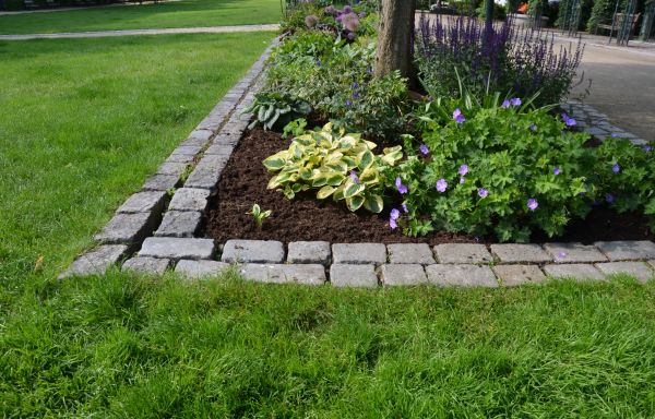 Flower Bed Mulching in O Fallon